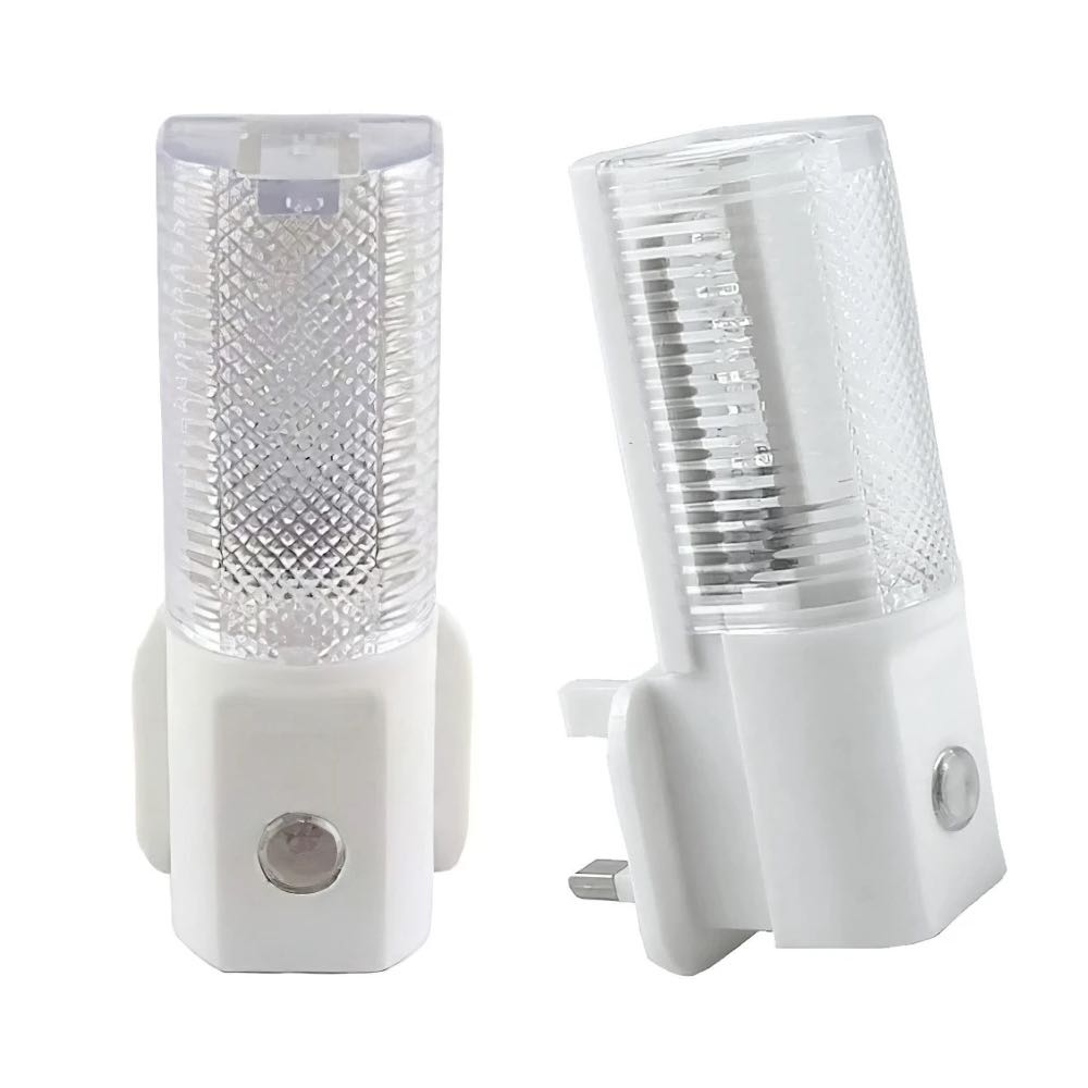 Automatic Plug-In LED Night Light – Low Energy Dusk to Dawn Sensor