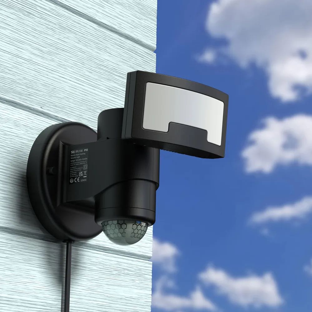 Robotic LED Flood Light with Motion Sensor in Black – Auto-Tracking Outdoor PIR Security Light