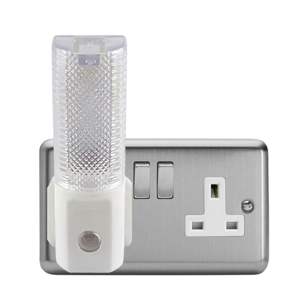 Automatic Plug-In LED Night Light – Low Energy Dusk to Dawn Sensor